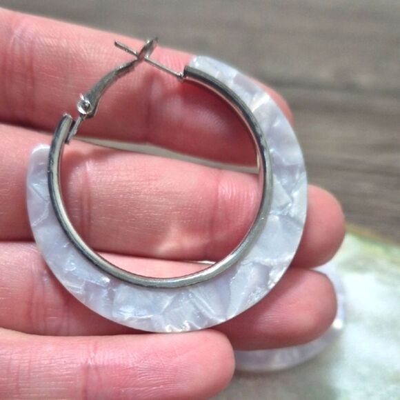 3/$16🎁 🎁Elegant Silver and Gray Hoop Earrings - Picture 3 of 7